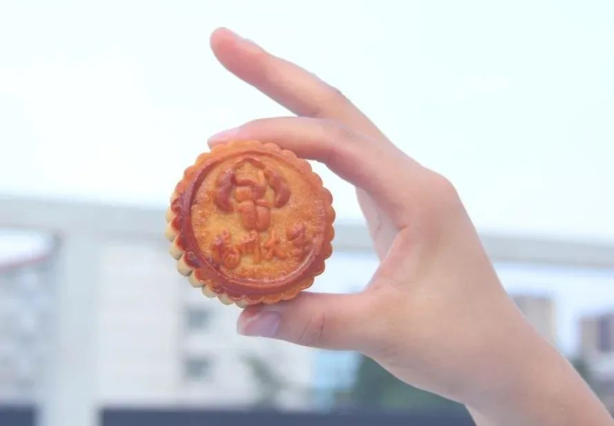 中国青年报微信公号|高校月饼已上线，你喜欢哪一款？