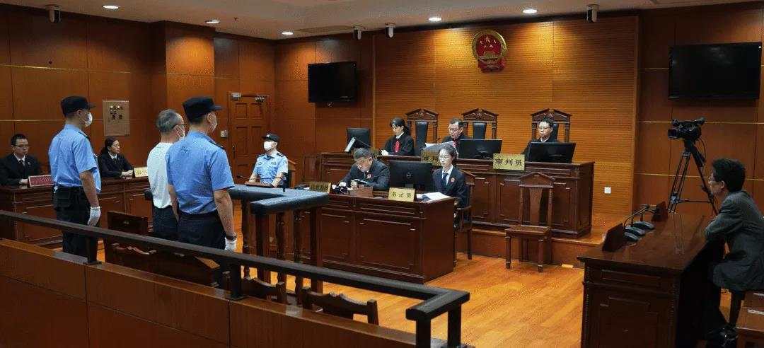 向涉黑团伙通风报信，上海杨浦区原政法委书记卢焱被判17年