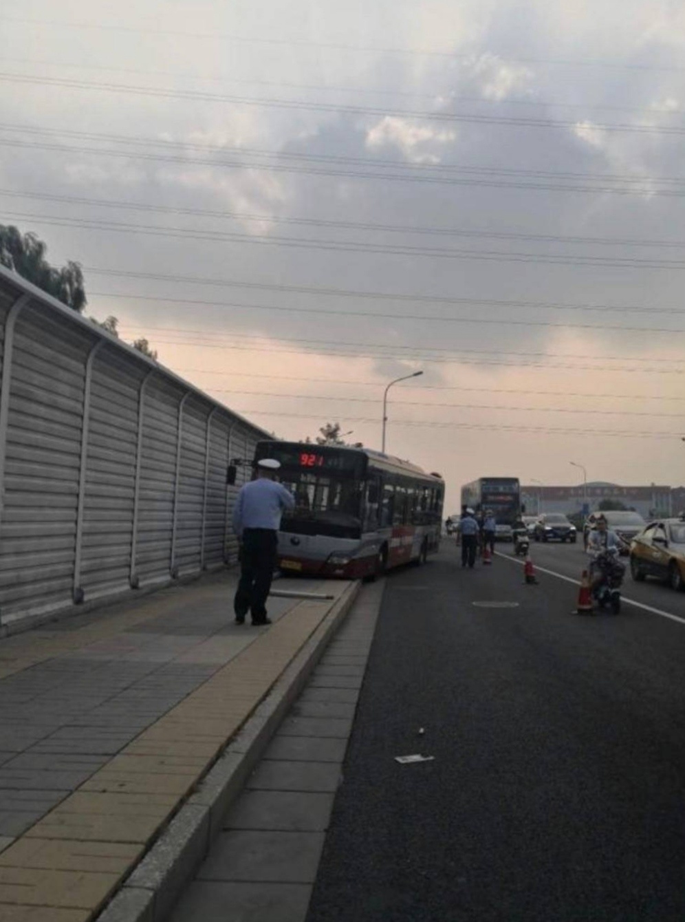 北京一公交車司機棄車跳橋 公交公司:已在處理