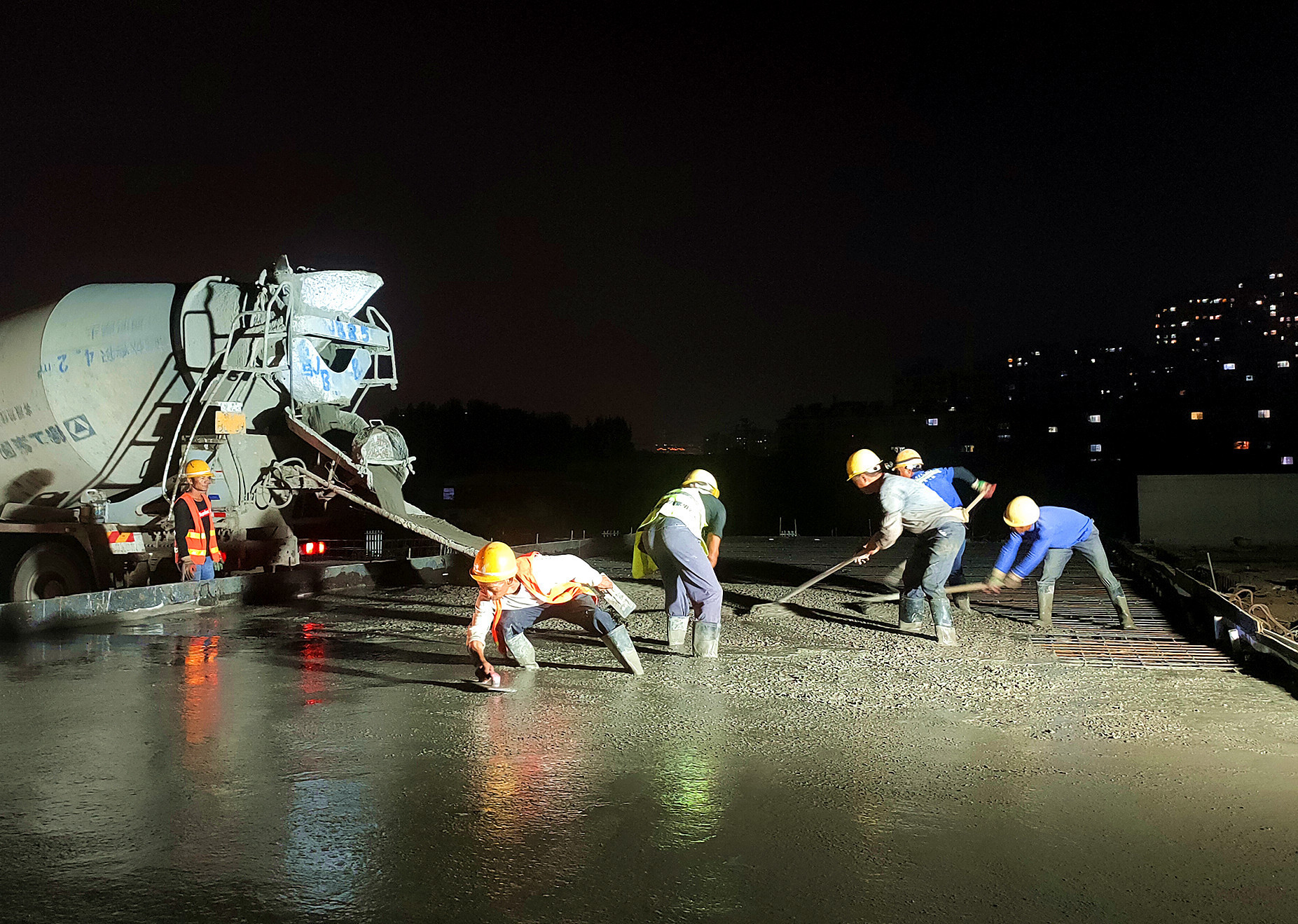 工人正在在浇筑泰安高架右幅156#桥头搭板，拍摄者徐亚亚.jpg?x-oss-process=style/w10