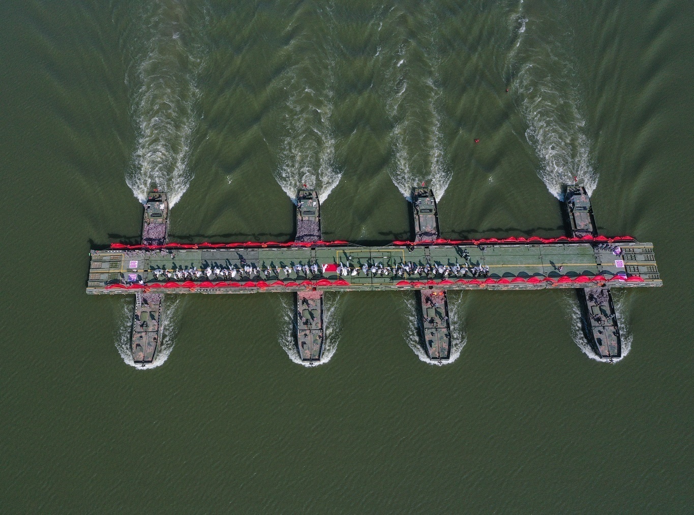 03.新人们在东湖之上乘风破浪。苗毅 摄.jpg