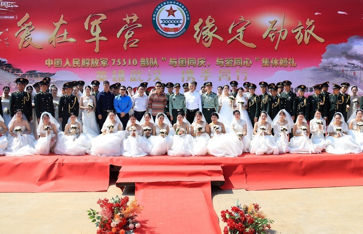 06.新人合影。陆友朋 摄.jpg