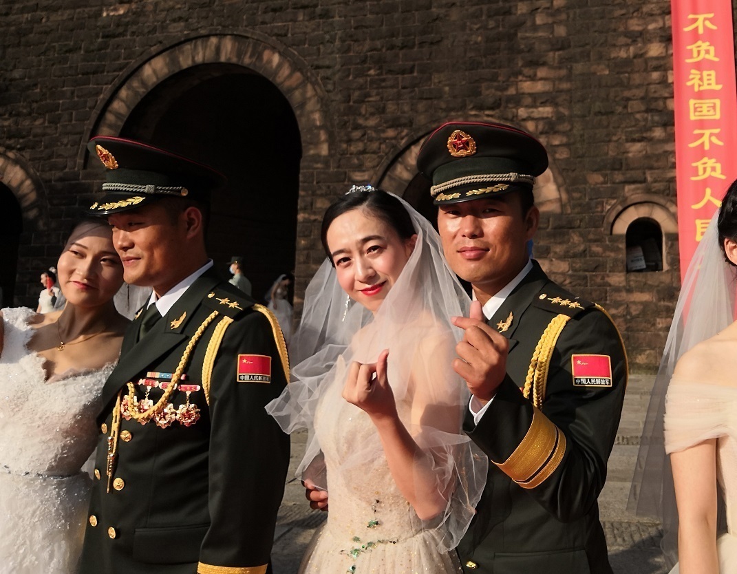 02.集体婚礼仪式现场。王郭骥 摄.jpg