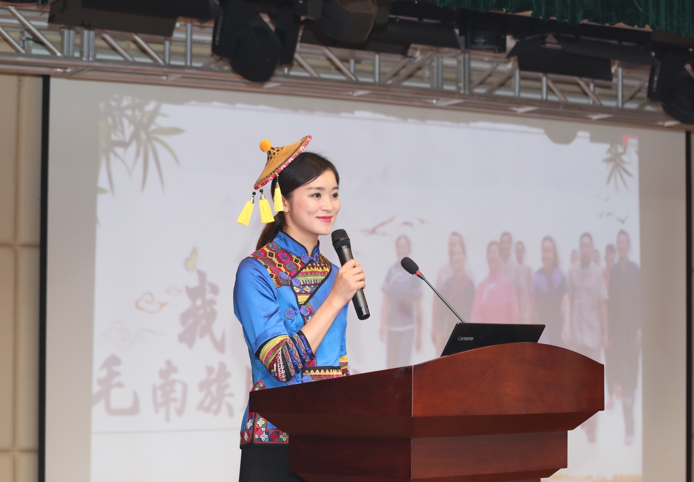 1605779644284275.jpg 环江毛南族自治县融媒体中心记者谭瑾瑜在讲述.jpg