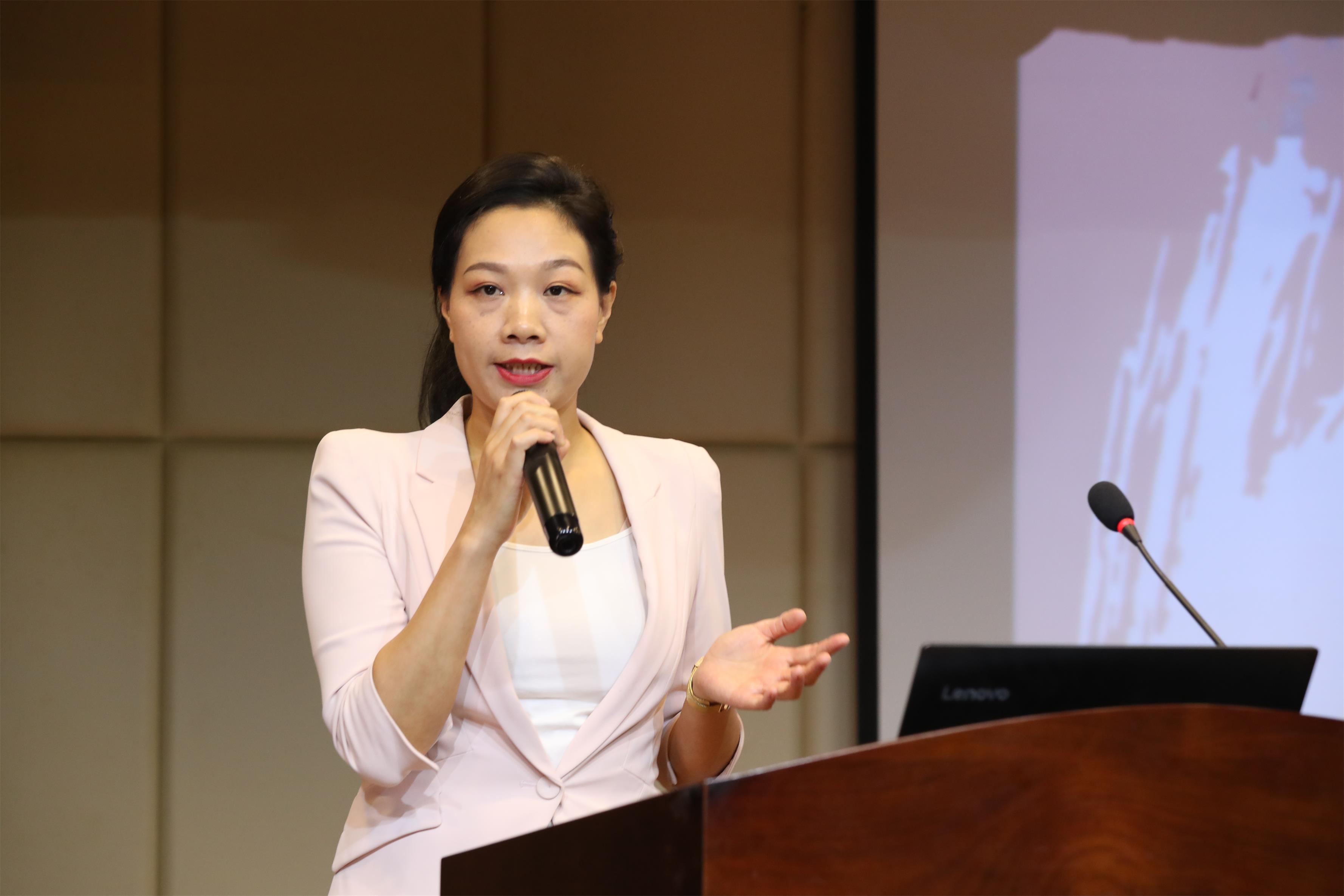 1605779663406751.jpg 贵港市广播电视台记者曾洁焕在讲述.JPG