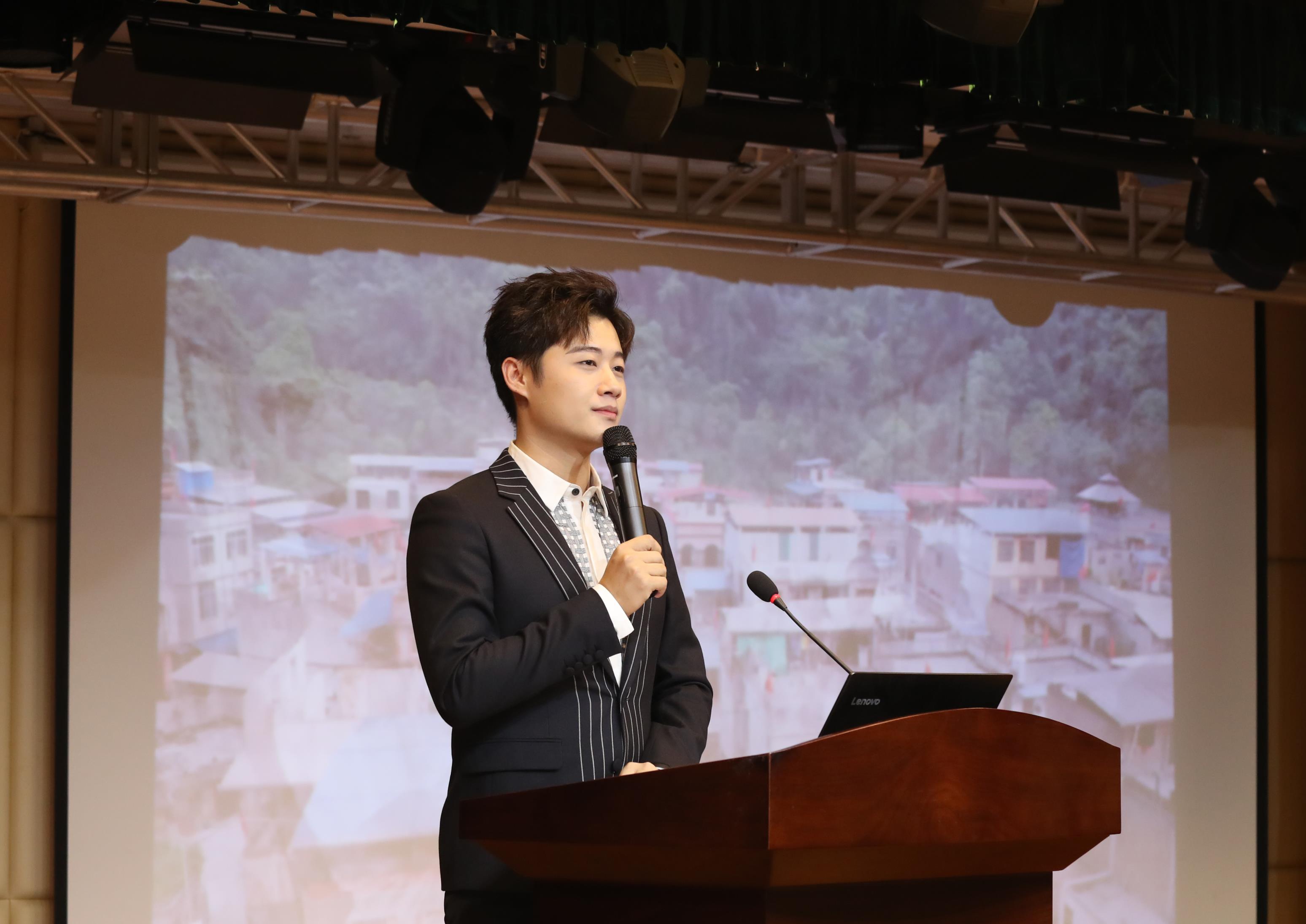 1605779671281021.jpg 崇左市广播电视台记者零灿然在讲述.jpg