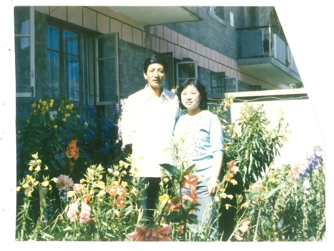 图片△1988年,张廷芳与次旺俊美在西藏大学宿舍外的合照