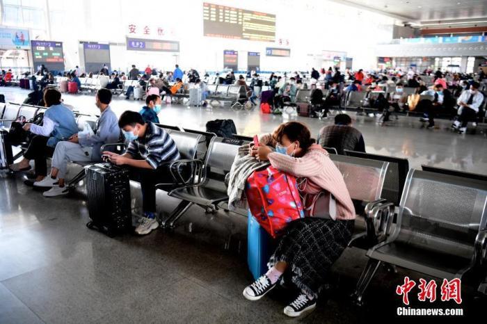 1月28日,旅客在深圳东站候车大厅候车。当日,2021年中国春运拉开帷幕。 中新社记者 陈文 摄 1月28日,旅客在深圳东站候车大厅候车。当日,2021年中国春运拉开帷幕。 中新社记者 陈文 摄