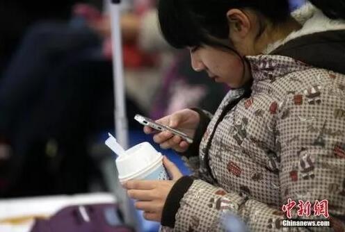 资料图:玩手机的“低头族”。徐崇德 摄 资料图:玩手机的“低头族”。徐崇德 摄