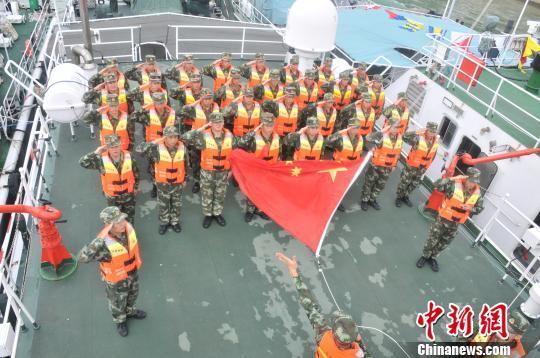 资料图:海警官兵举行海上升旗。 施坤喜 摄 资料图:海警官兵举行海上升旗。 施坤喜 摄