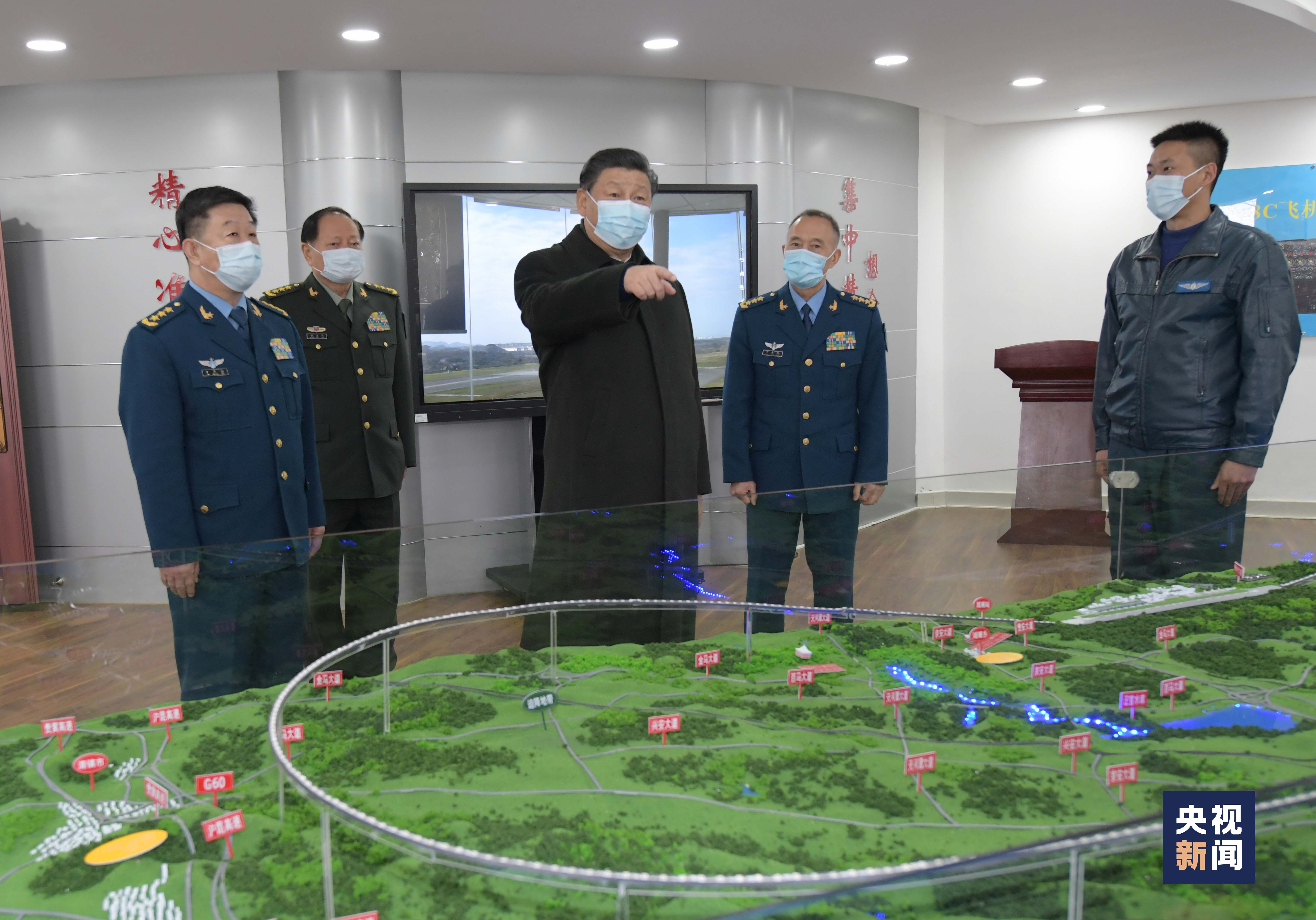 中华民族传统节日春节即将来临之际，中共中央总书记、国家主席、中央军委主席习近平2月4日视察空军航空兵某师，看望慰问部队官兵，代表党中央和中央军委，向全体人民解放军指战员、武警部队官兵、军队文职人员、民兵预备役人员致以诚挚问候和新春祝福。这是习近平到某飞行大队空勤楼飞行准备室，察看飞行技术研究情况。