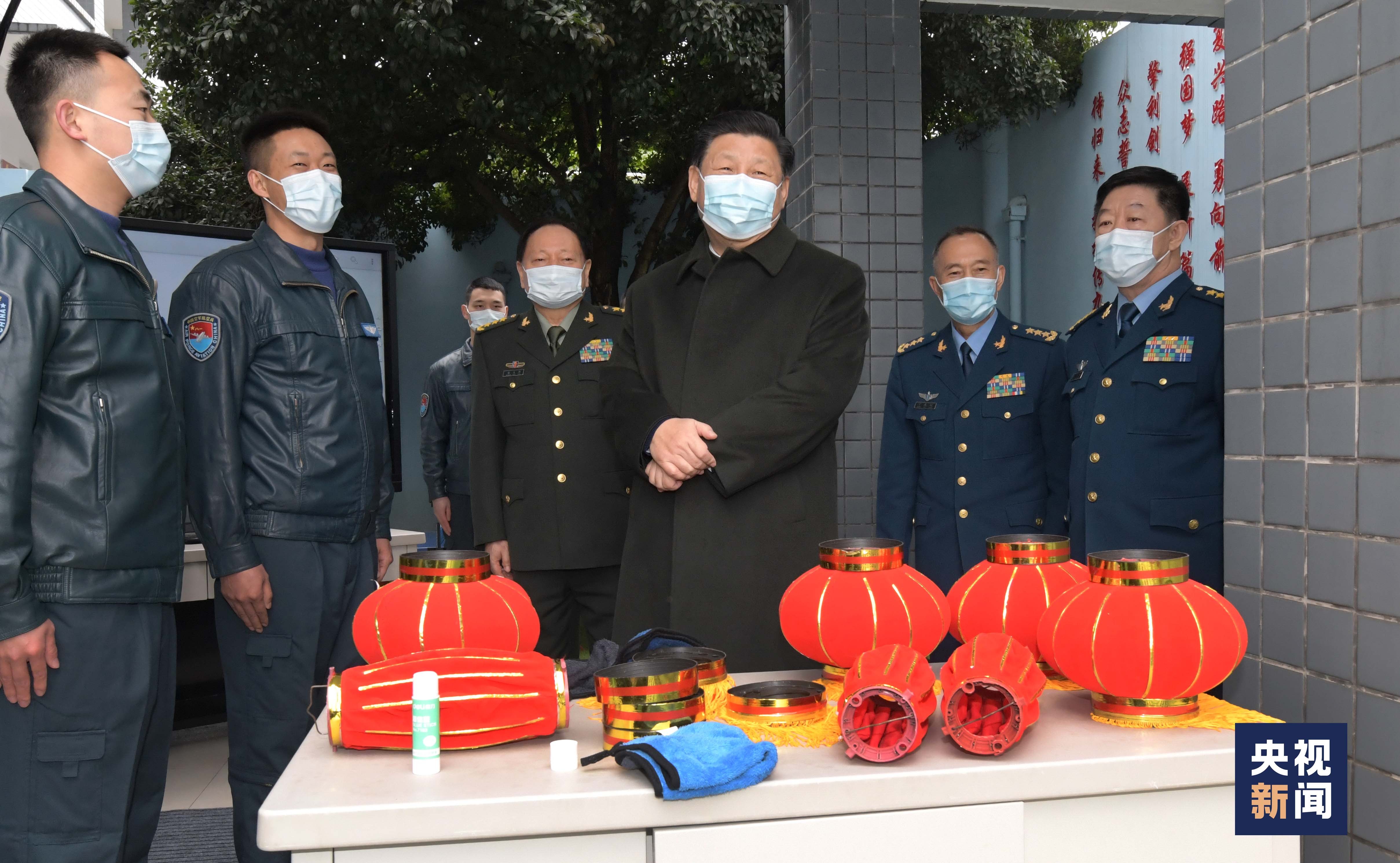 中华民族传统节日春节即将来临之际，中共中央总书记、国家主席、中央军委主席习近平2月4日视察空军航空兵某师，看望慰问部队官兵，代表党中央和中央军委，向全体人民解放军指战员、武警部队官兵、军队文职人员、民兵预备役人员致以诚挚问候和新春祝福。这是习近平来到空勤楼走廊，察看春节前有关文体活动设施准备情况，了解部队统筹疫情防控和节日生活有关安排。