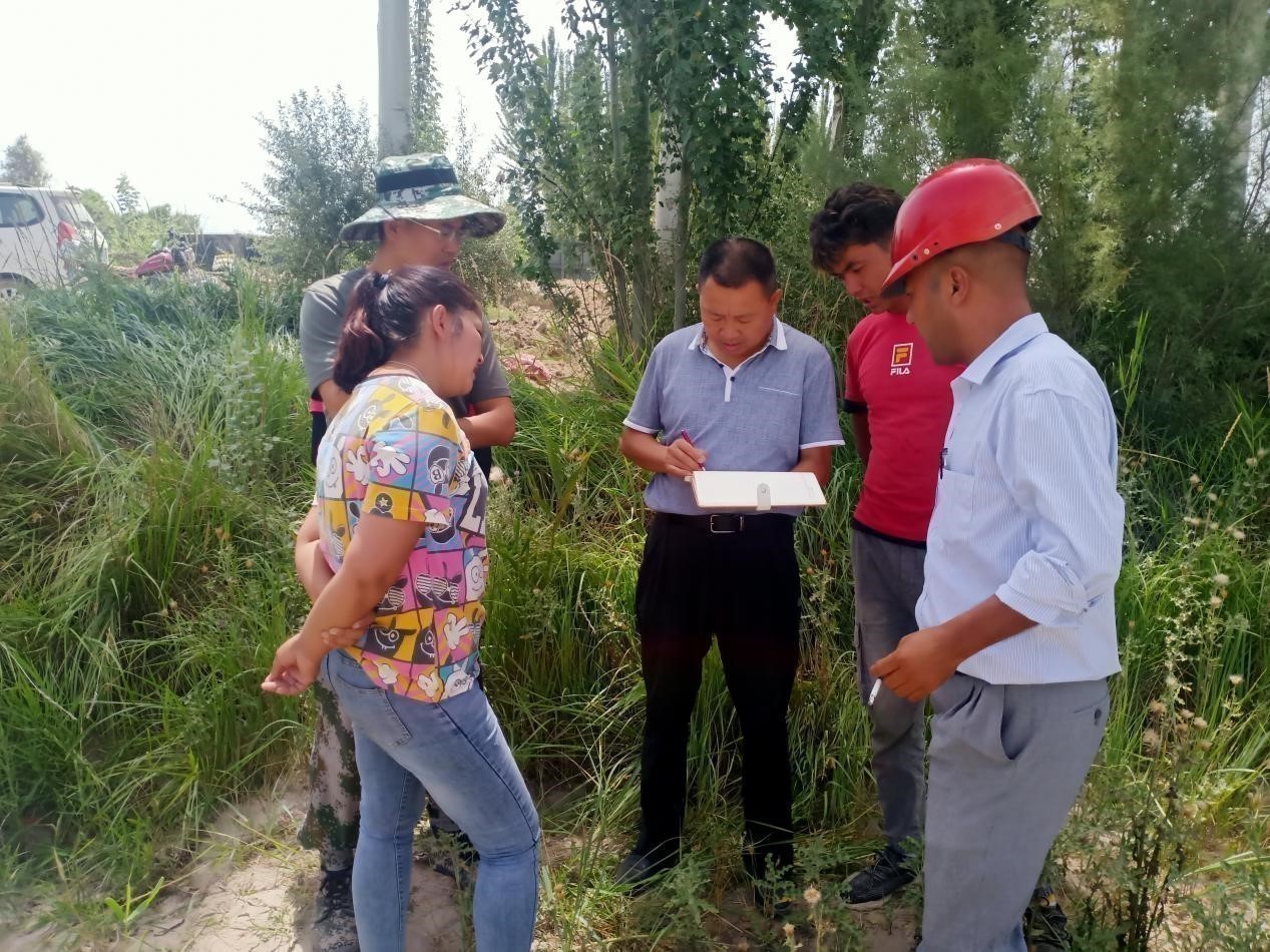1614428771883881.jpg 2020年8月,到田间地头开展家庭经济调研.jpg