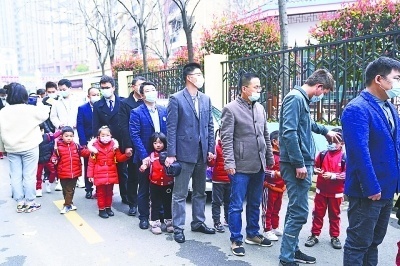 武汉多所学校设“爸爸接送日”，提醒爸爸不可缺位