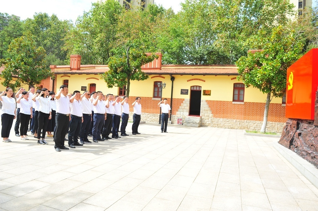 1616732419605058.jpg 党员在青岛党史纪念馆党旗下庄严宣誓.JPG