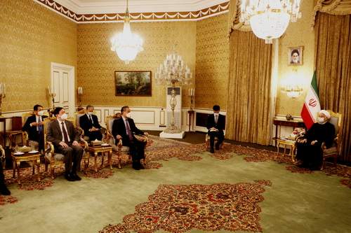 伊朗总统鲁哈尼会见王毅，中伊签署全面合作计划