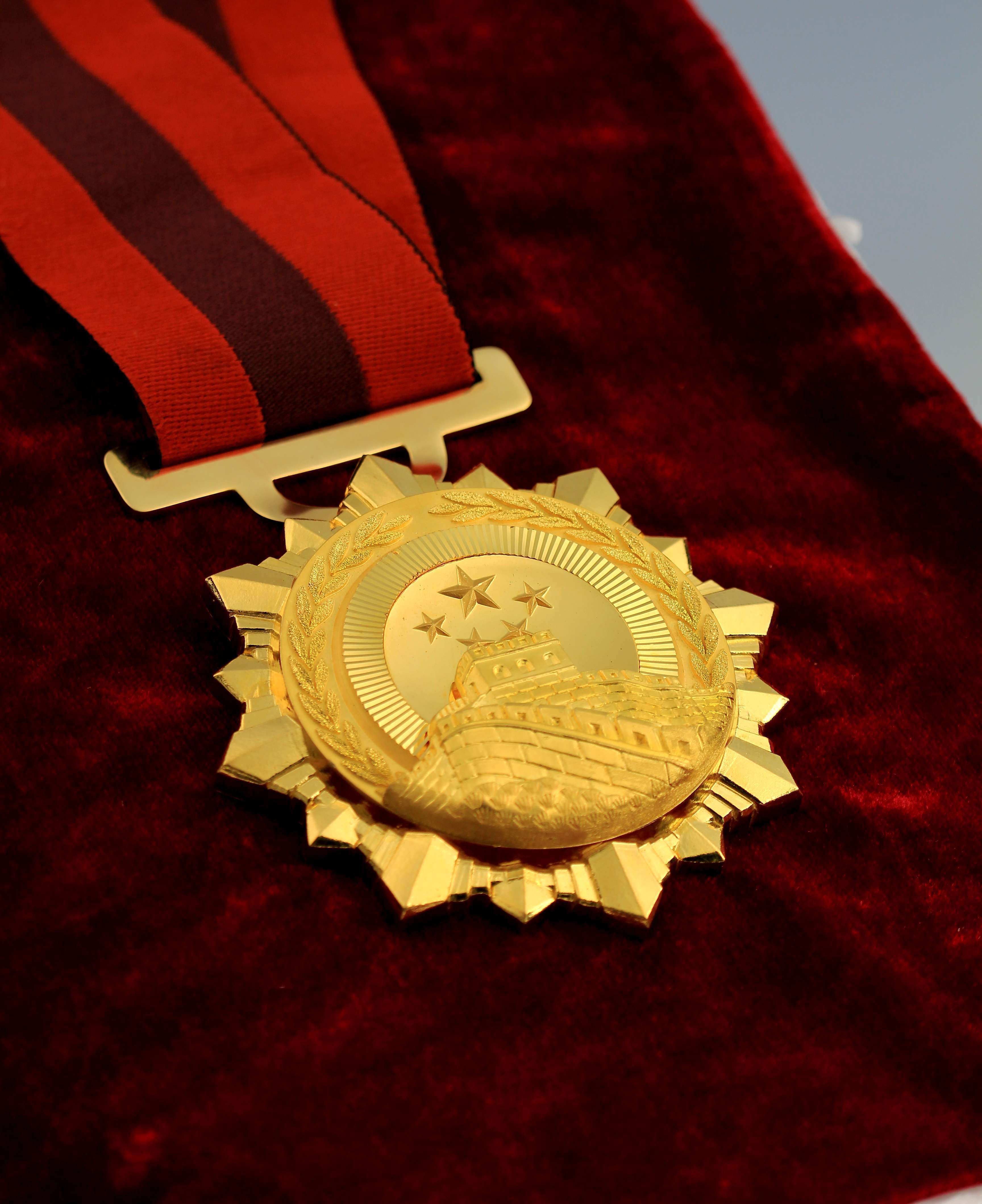 1617887151584823.jpg 8杨嘉墀院士“两弹一星”功勋奖章(1999年)_爱奇艺.jpg