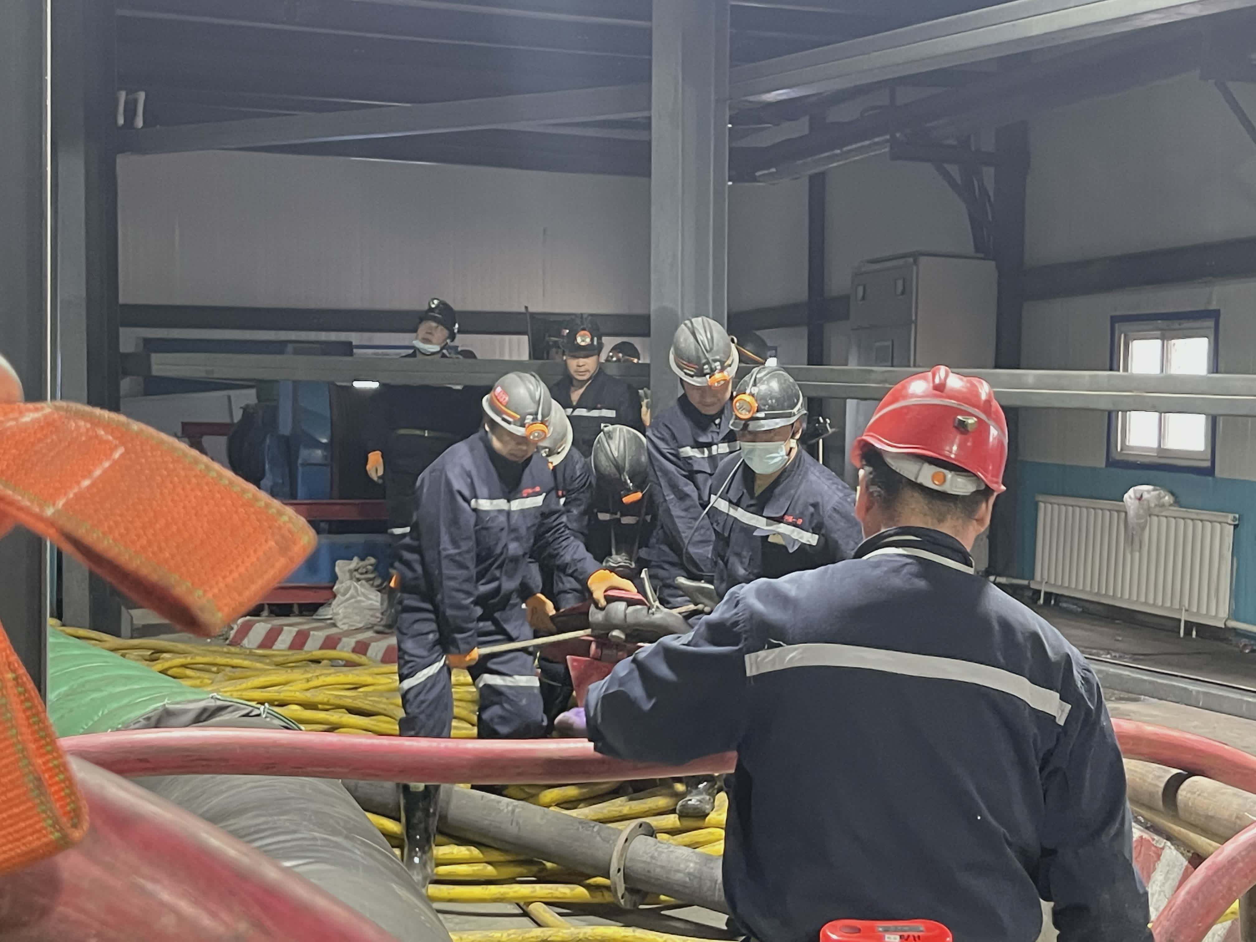 直击新疆煤矿透水事故救援：各类参与救援人员已有1498人