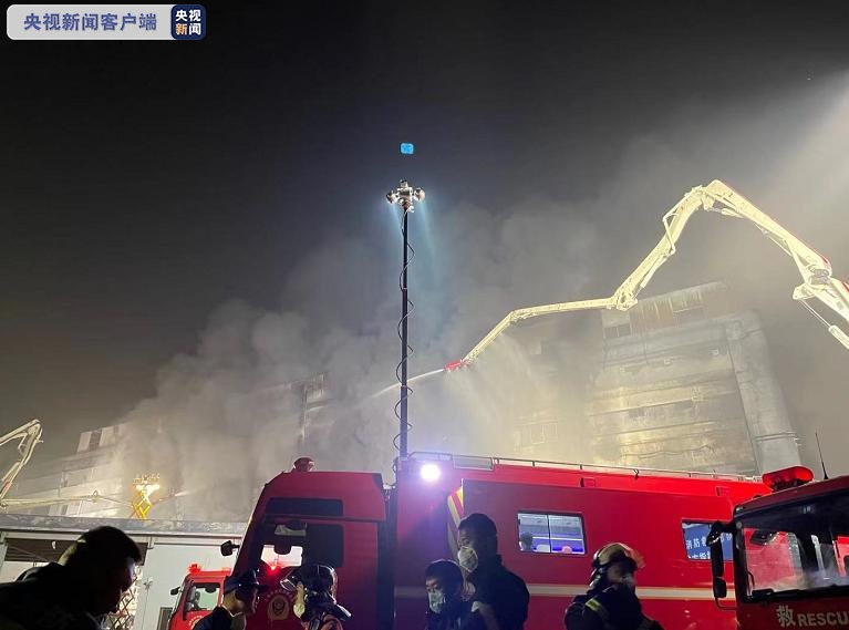 上海市金山区一企业厂房失火，8人失联