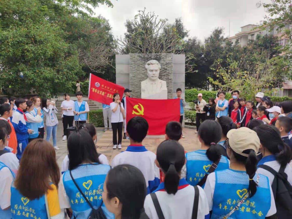 岭南师范学院大学生志愿者携手乡村小学生学党史.jpg