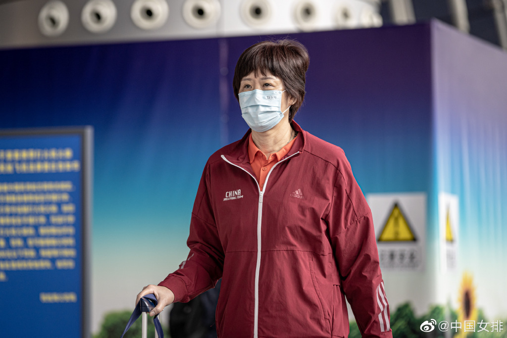 郎平带队中国女排启程参加世界女排联赛