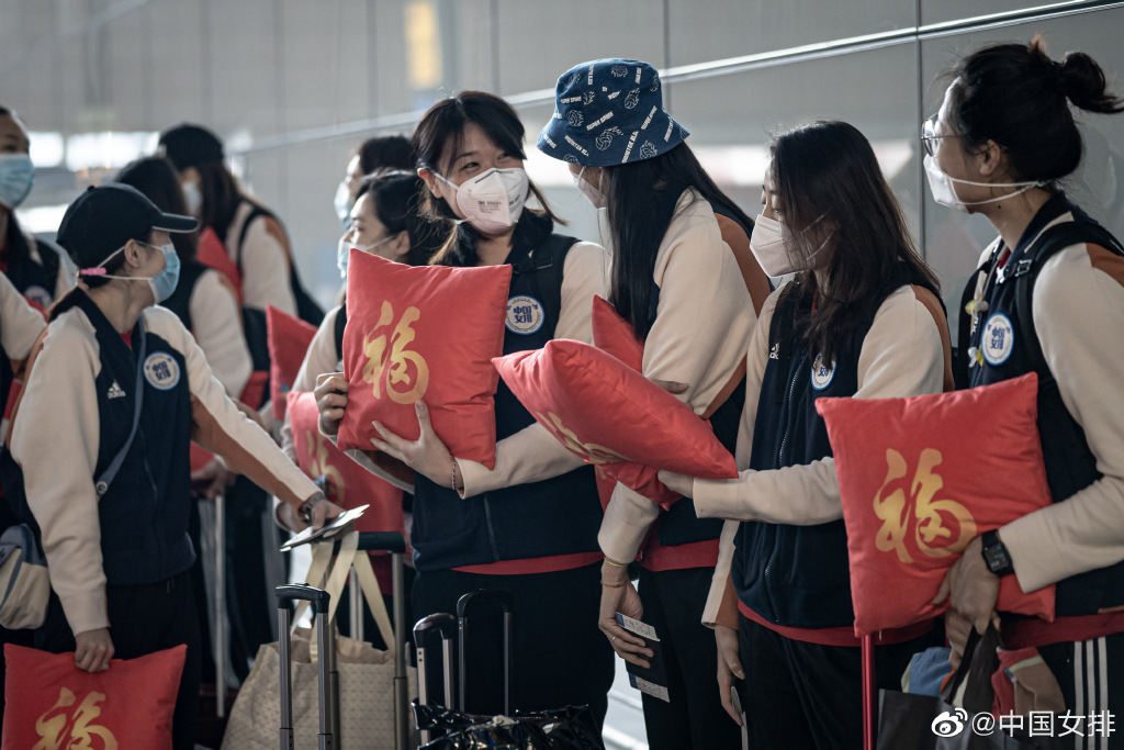 郎平带队中国女排启程参加世界女排联赛