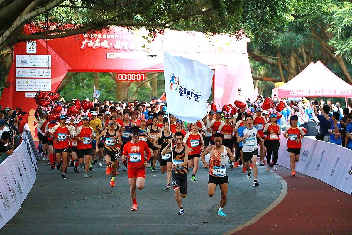 选手们在景区林荫道上奔跑。主办方供图.jpg