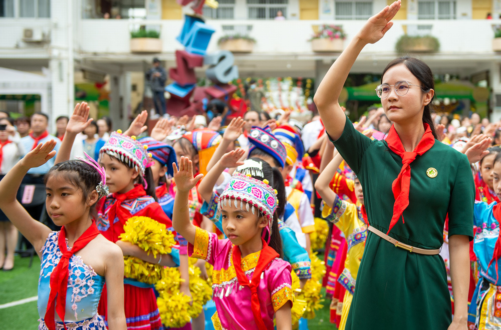 少先队员们向着队旗敬礼。严立政摄.jpg?x-oss-process=style/w10