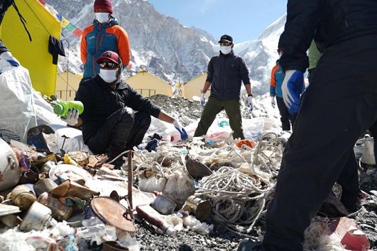 尼泊尔收集超27吨高山垃圾并带回4具登山遇难者遗体