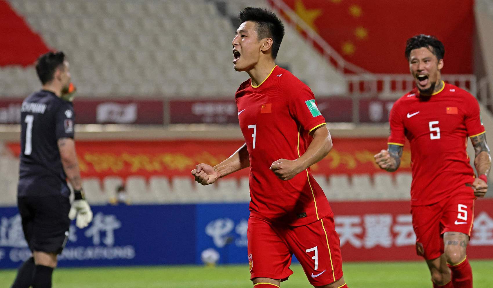 世预赛中国队2:0战胜菲律宾队 武磊与吴兴涵进球
