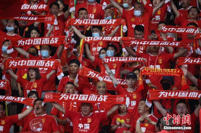 世预赛中国队2:0战胜菲律宾队 武磊与吴兴涵进球