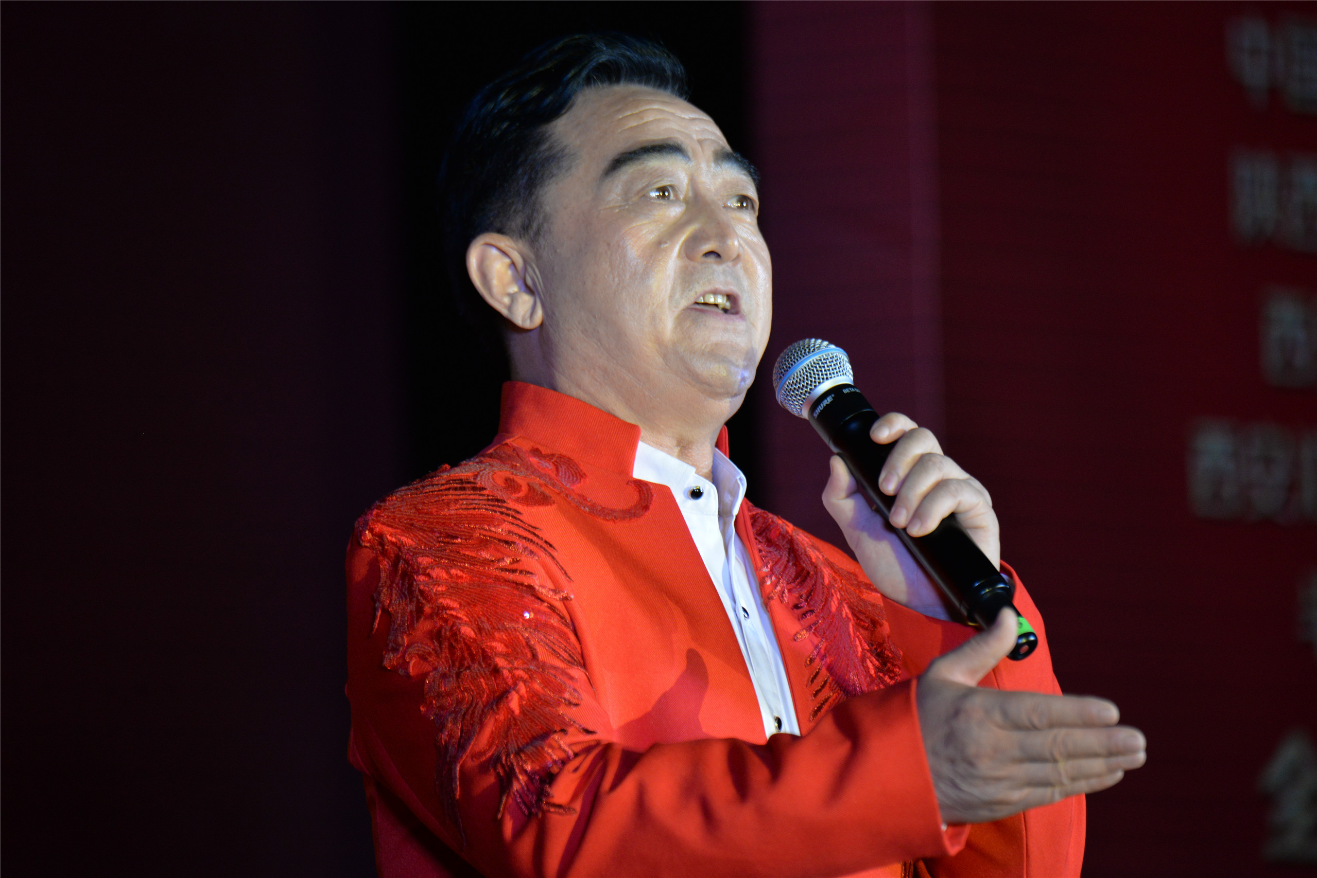 著名男高音歌手党星演唱把一切献给党