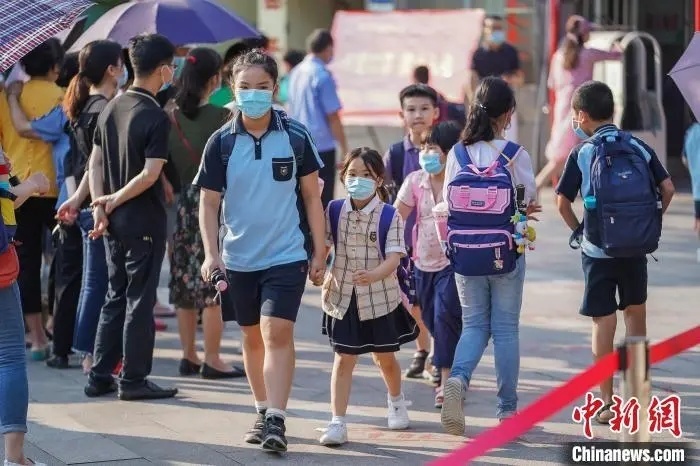 广西南宁学生放学后离开校园。