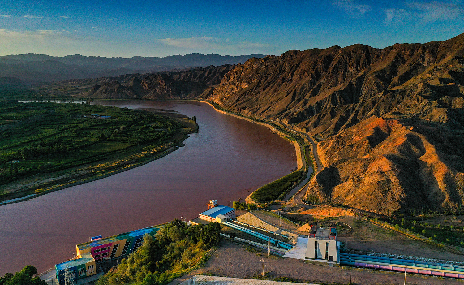 图集甘肃景泰晨光中的景电工程一泵站及输水管道和霞光映照的景电灌区