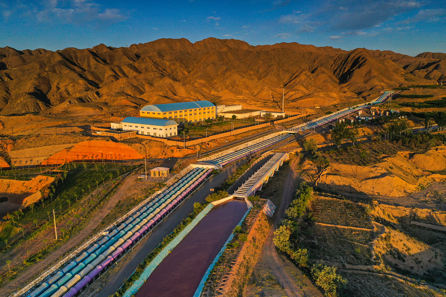 图集甘肃景泰晨光中的景电工程一泵站及输水管道和霞光映照的景电灌区