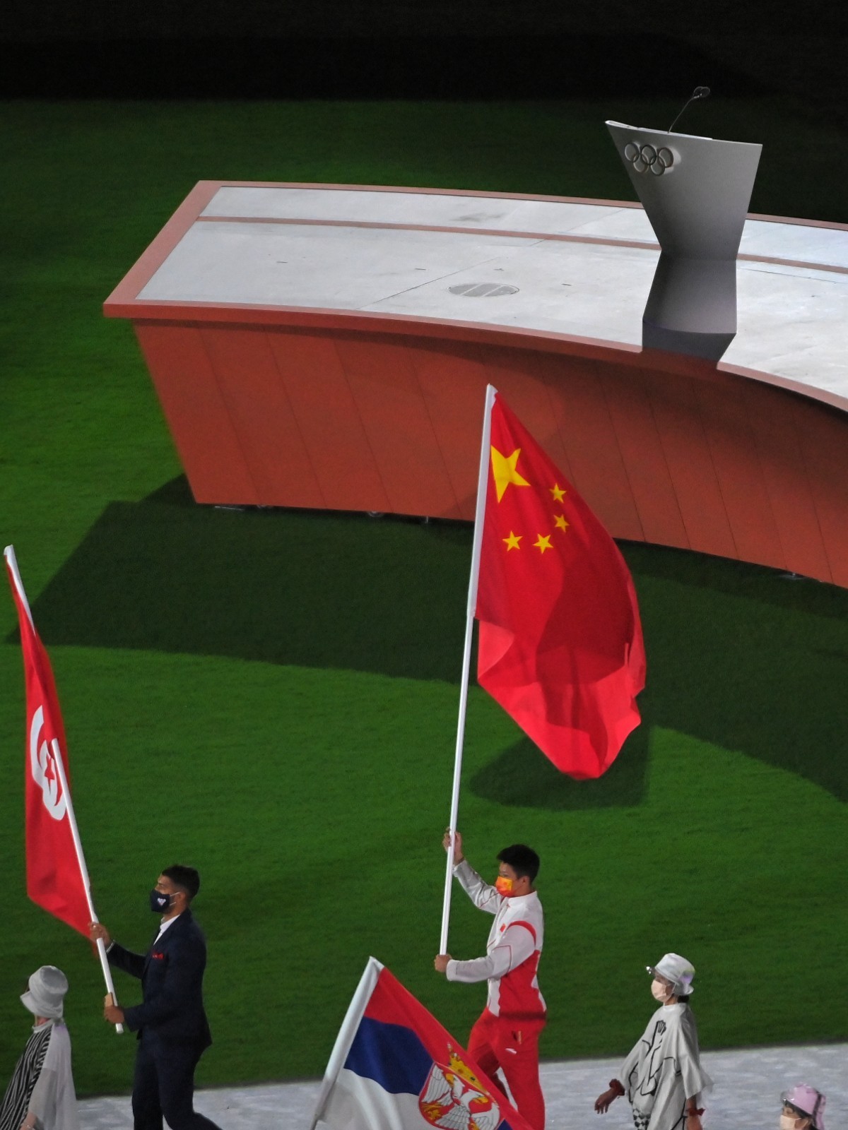 东京奥运会闭幕式举行，中国代表团旗手苏炳添入场