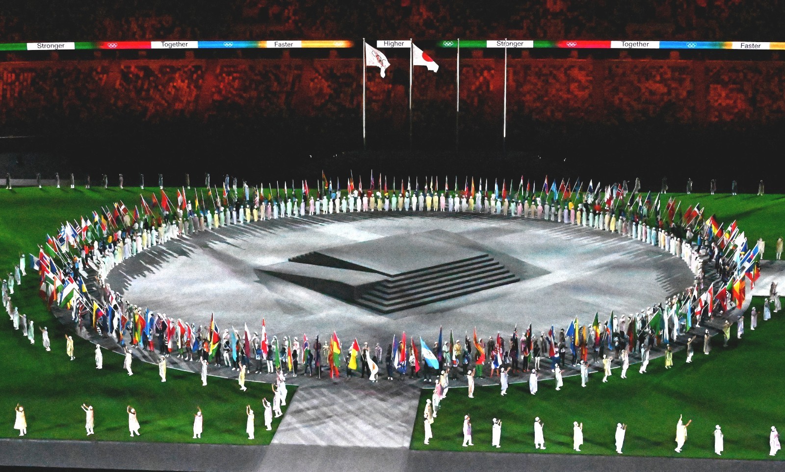东京奥运会闭幕式举行，中国代表团旗手苏炳添入场