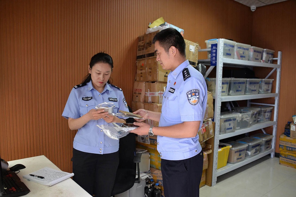 图2（可放第11段后）：驻所法制员对案件办理过程中的涉案物品进行登记.jpg