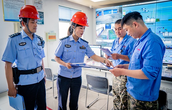 图3（可放第15段后）：进企业服务企业解决急难愁盼问题.jpg