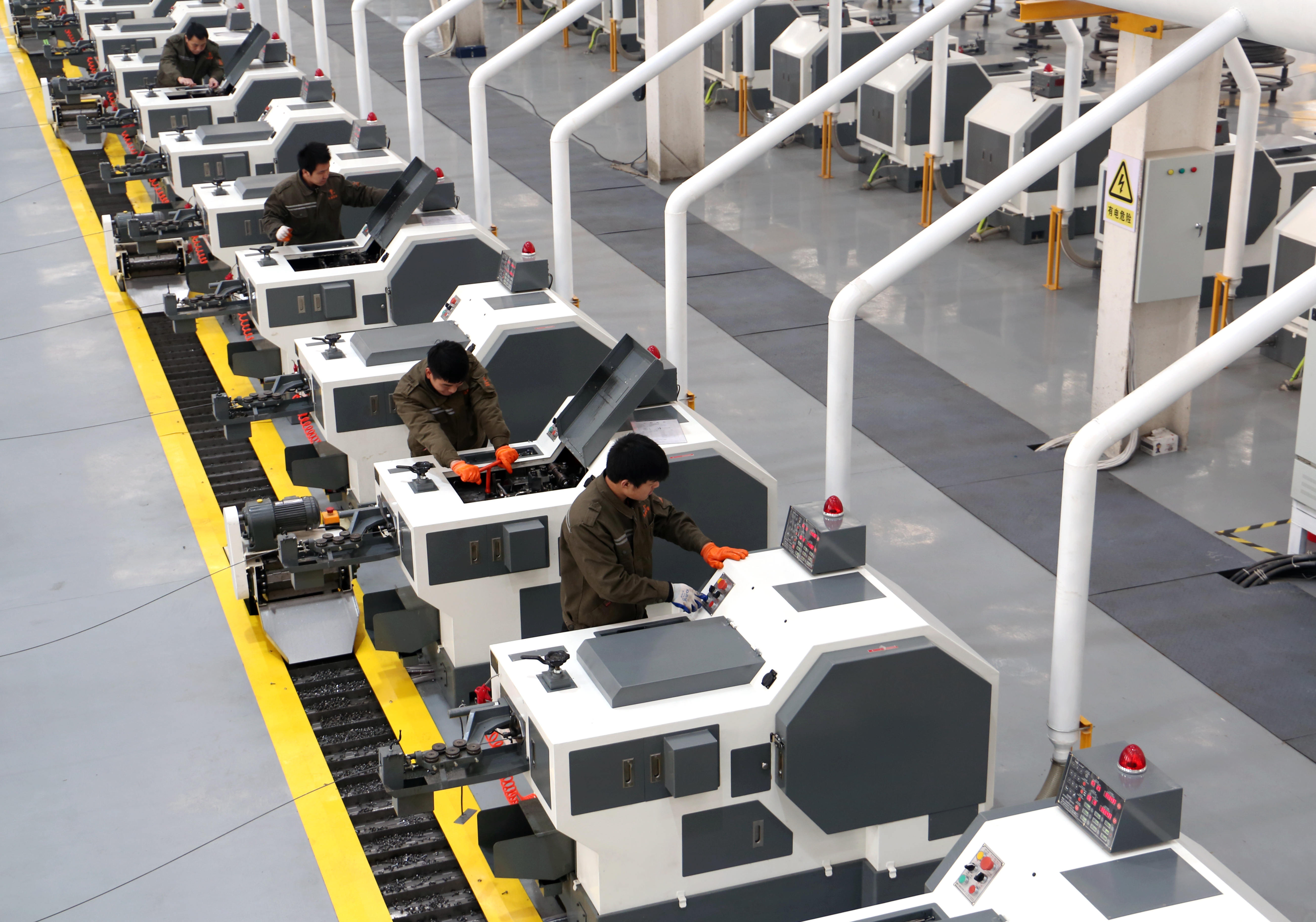 技术员在检修标准件生产设备