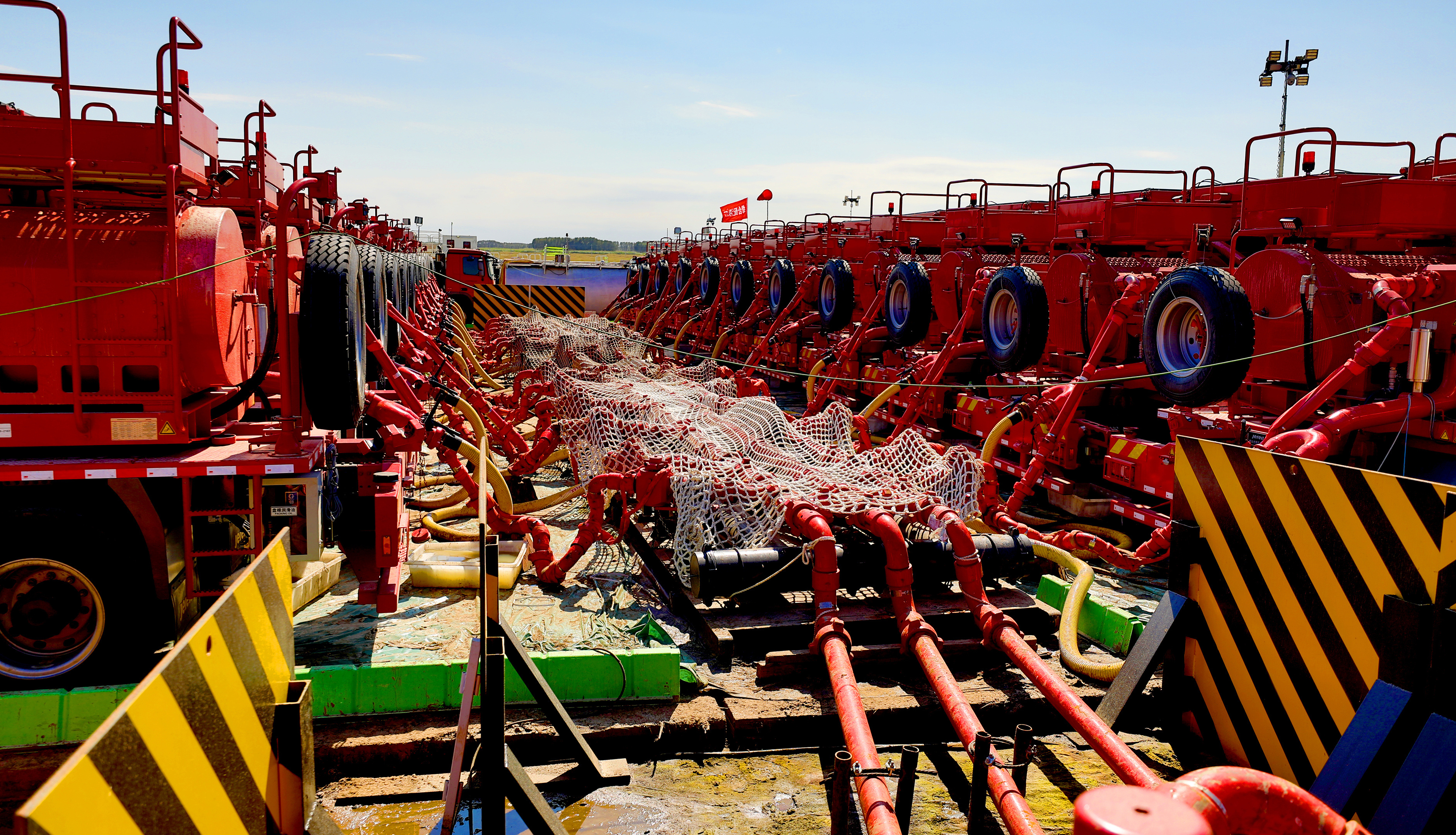 大型压裂施工现场.吴大勇摄