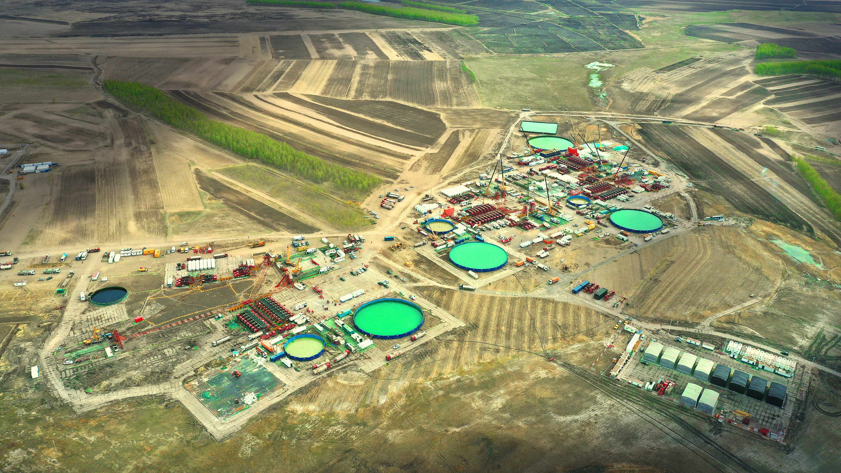 古龙页岩油1号试验区压裂施工现场.徐智超摄