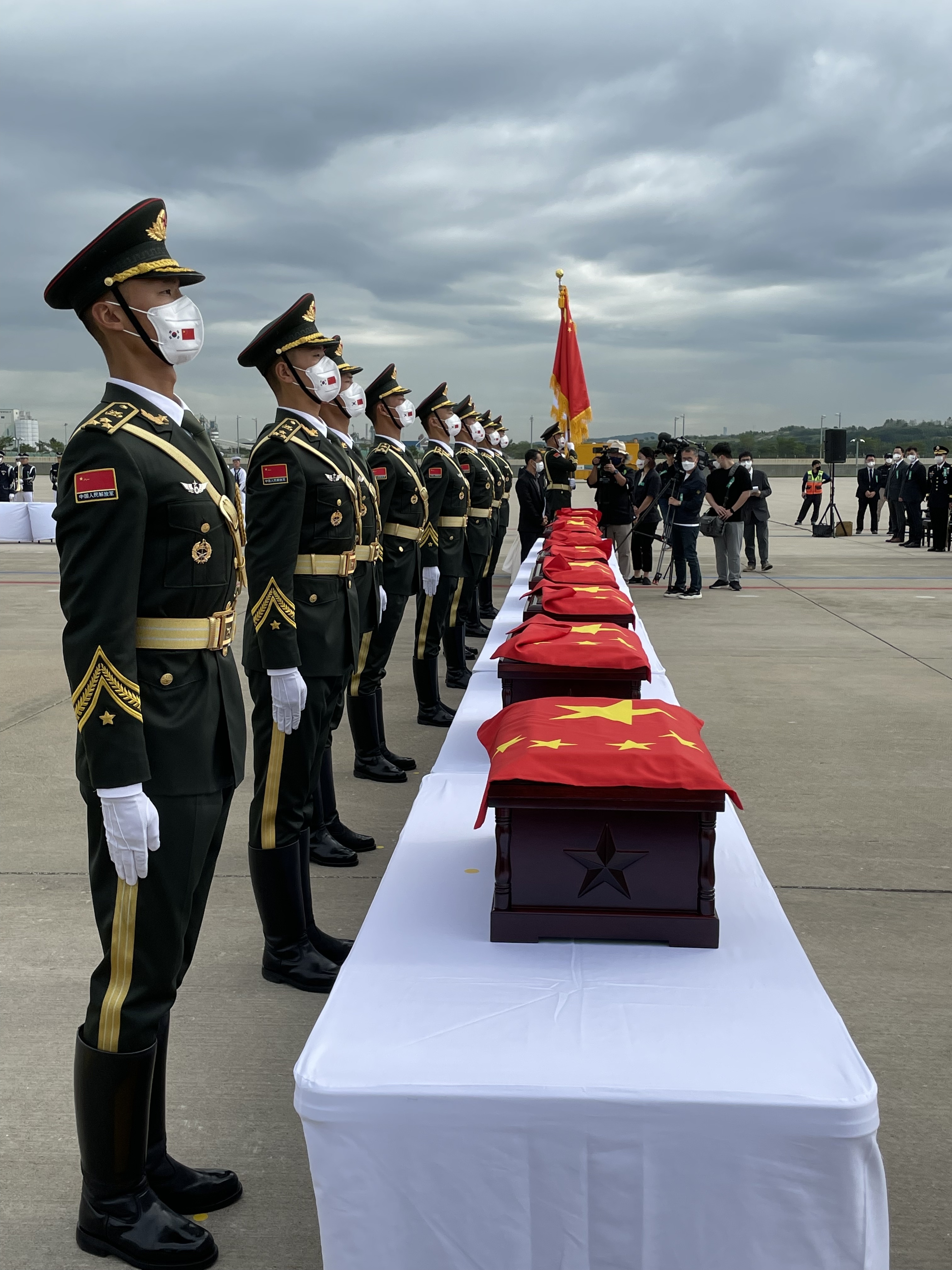 英雄回家！中韩双方交接第八批在韩中国人民志愿军烈士遗骸
