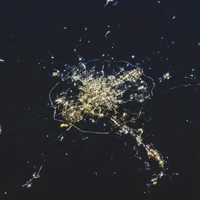 神十二航天员太空拍祖国夜景：从东方明珠到101大楼