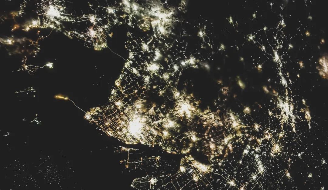 神十二航天员太空拍祖国夜景：从东方明珠到101大楼