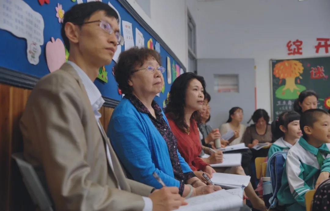 研究团队深入课堂听课 (1).jpg