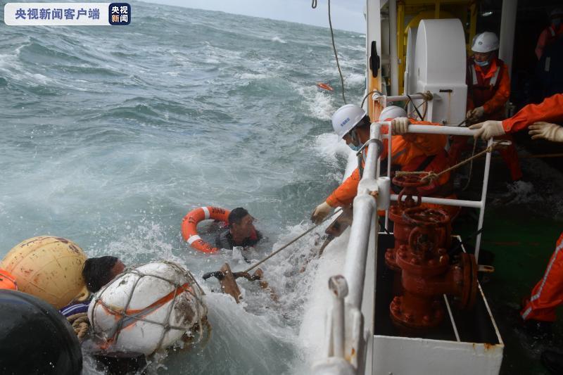 东海海域一渔船沉没 2人获救11人失联