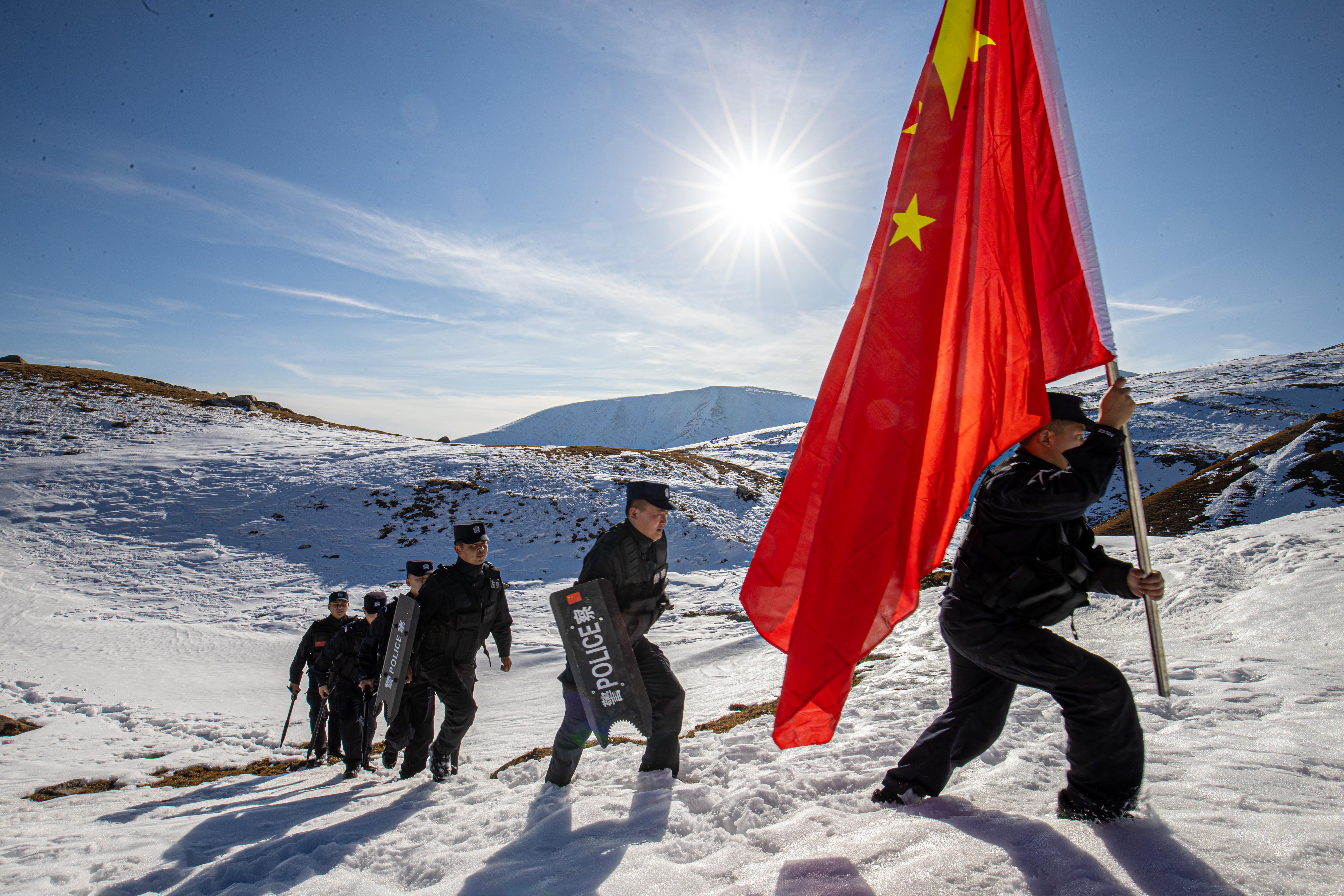 戍边民警巡边之路美如画