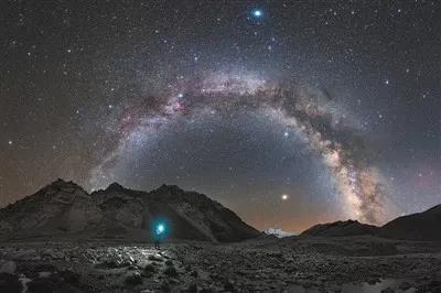 一台天文望远镜 从此以后 趴在阁楼上看星星 就成为了他最喜欢的事情