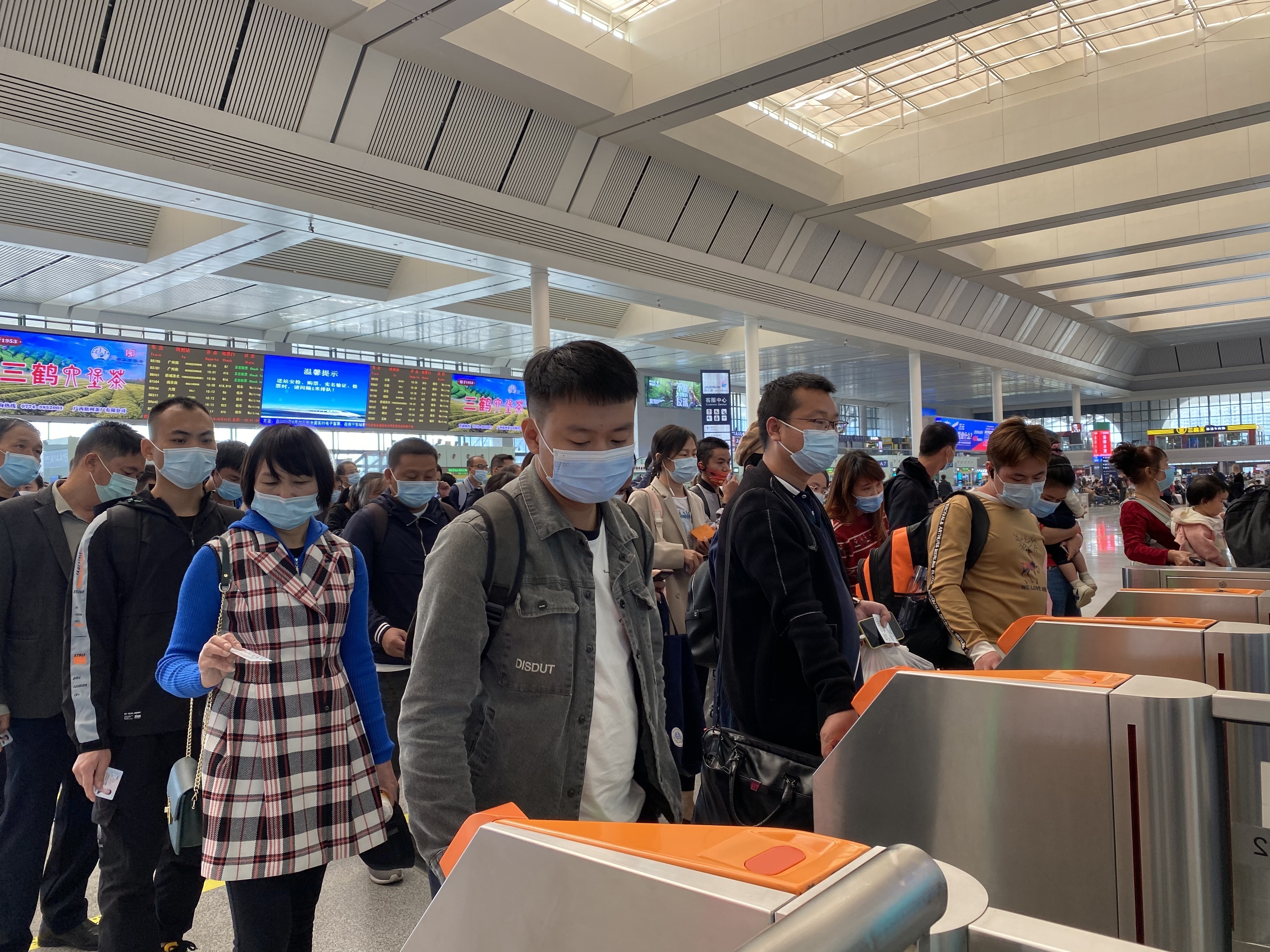 满足短途客流 广西铁路加开重联动车组216趟次